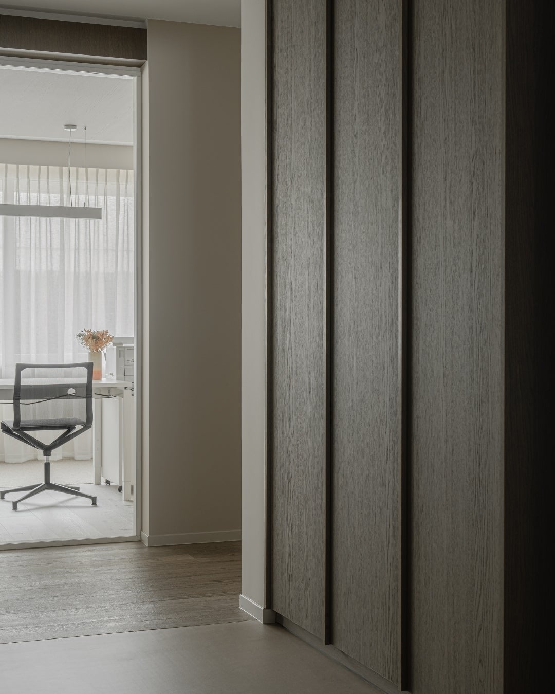 office interior design with wood veneer - shinnoki manhattan oak - meeting room