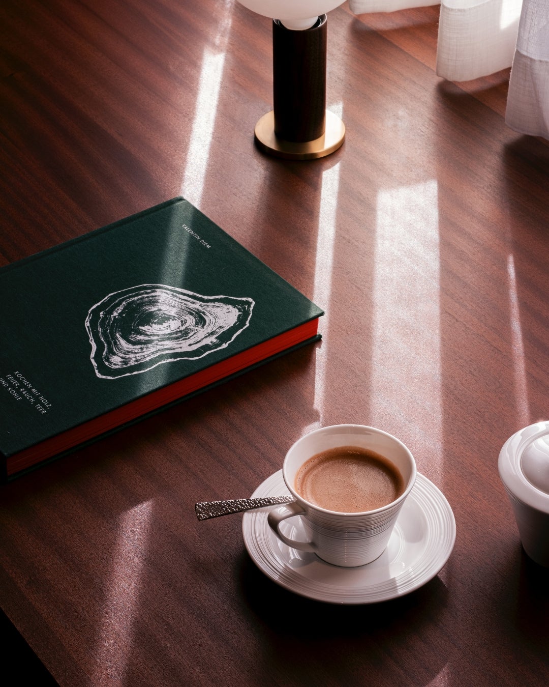 Shinnoki Terra Sapele - wood veneer - table detail
