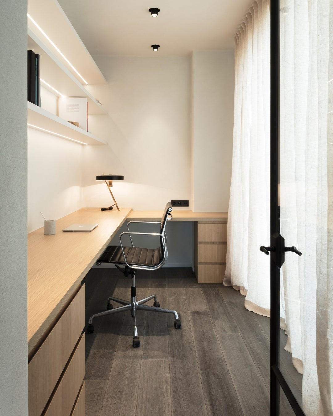 Home office with Shinnoki Ivory Oak - Villa Leiebos