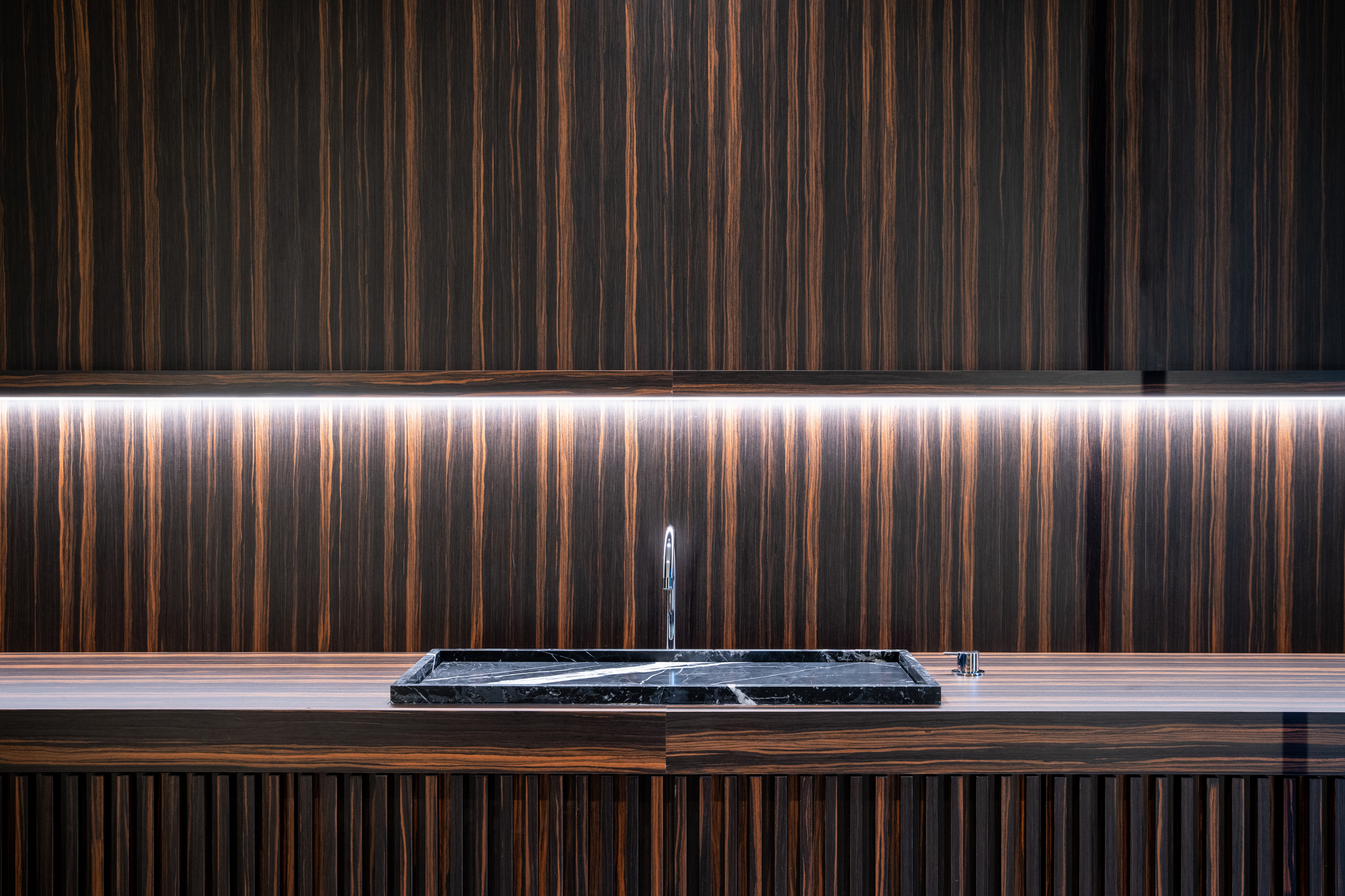 Decospan - infinite wood corvus ebony - infitinite wood - wall wood panels - wooden panels sink - wood above sink