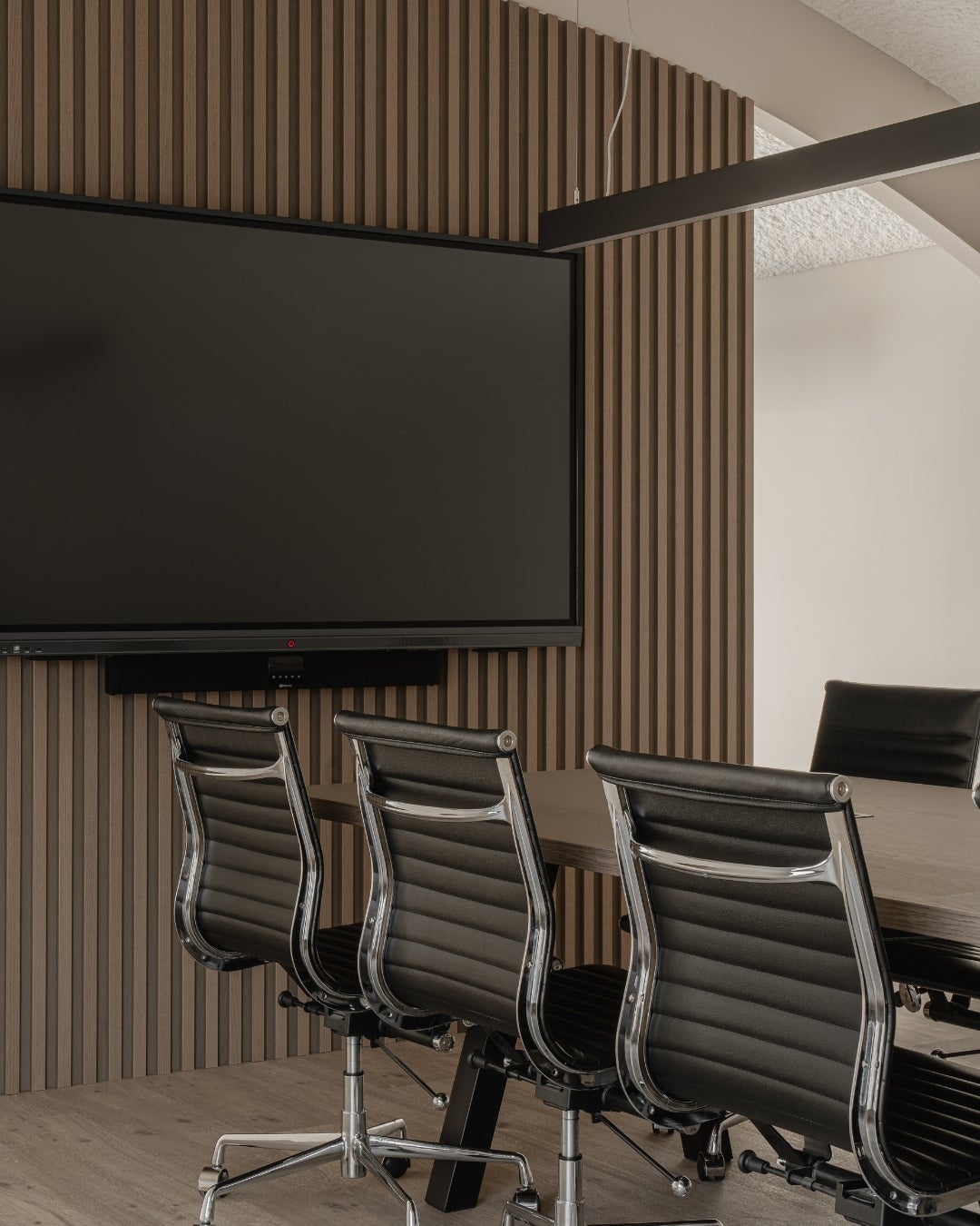 office interior design with wood veneer - shinnoki manhattan oak - meeting room