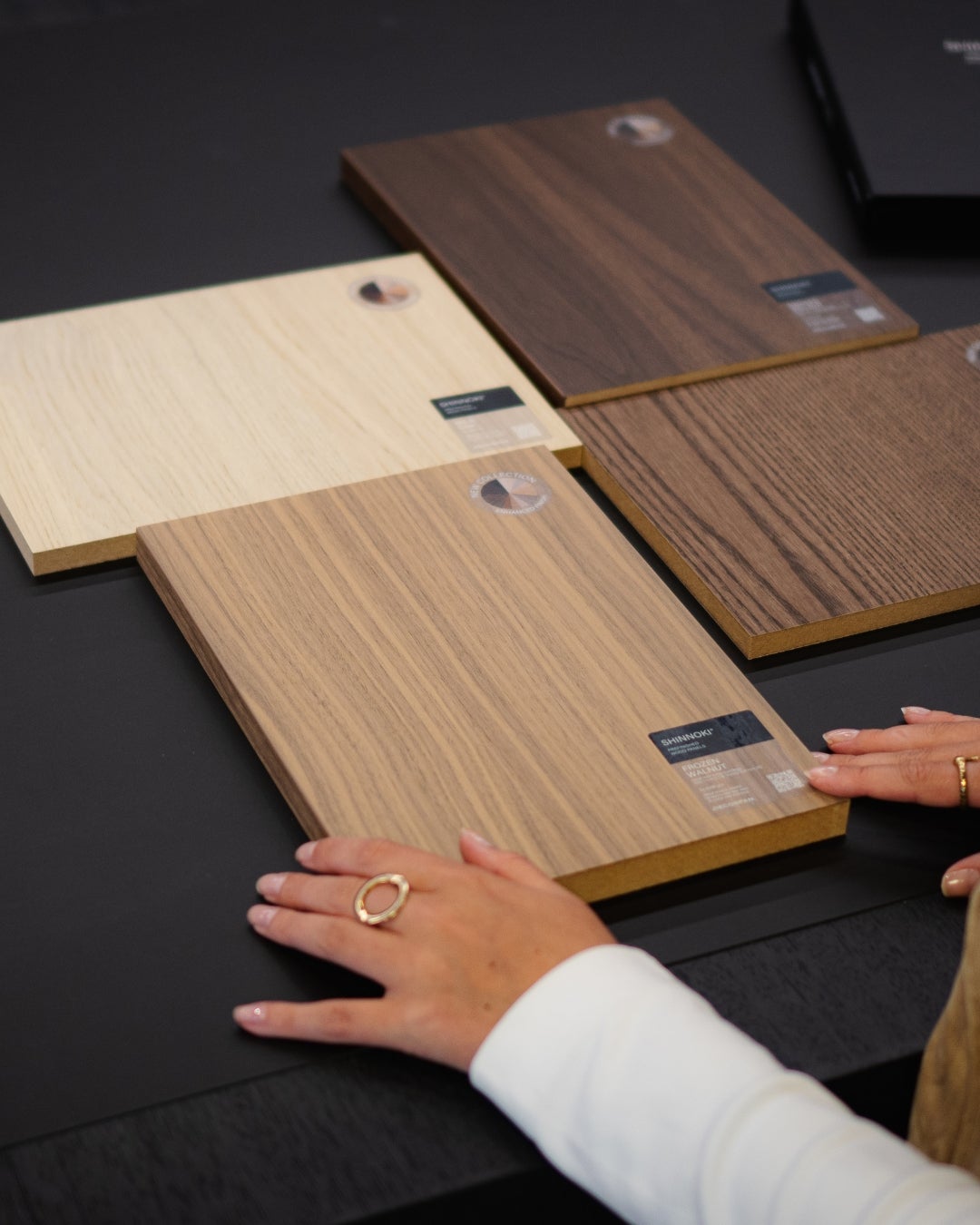 Wood veneer samples - Shinnoki collection - prefinished wood veneer panels - showroom decospan - veneerhouse