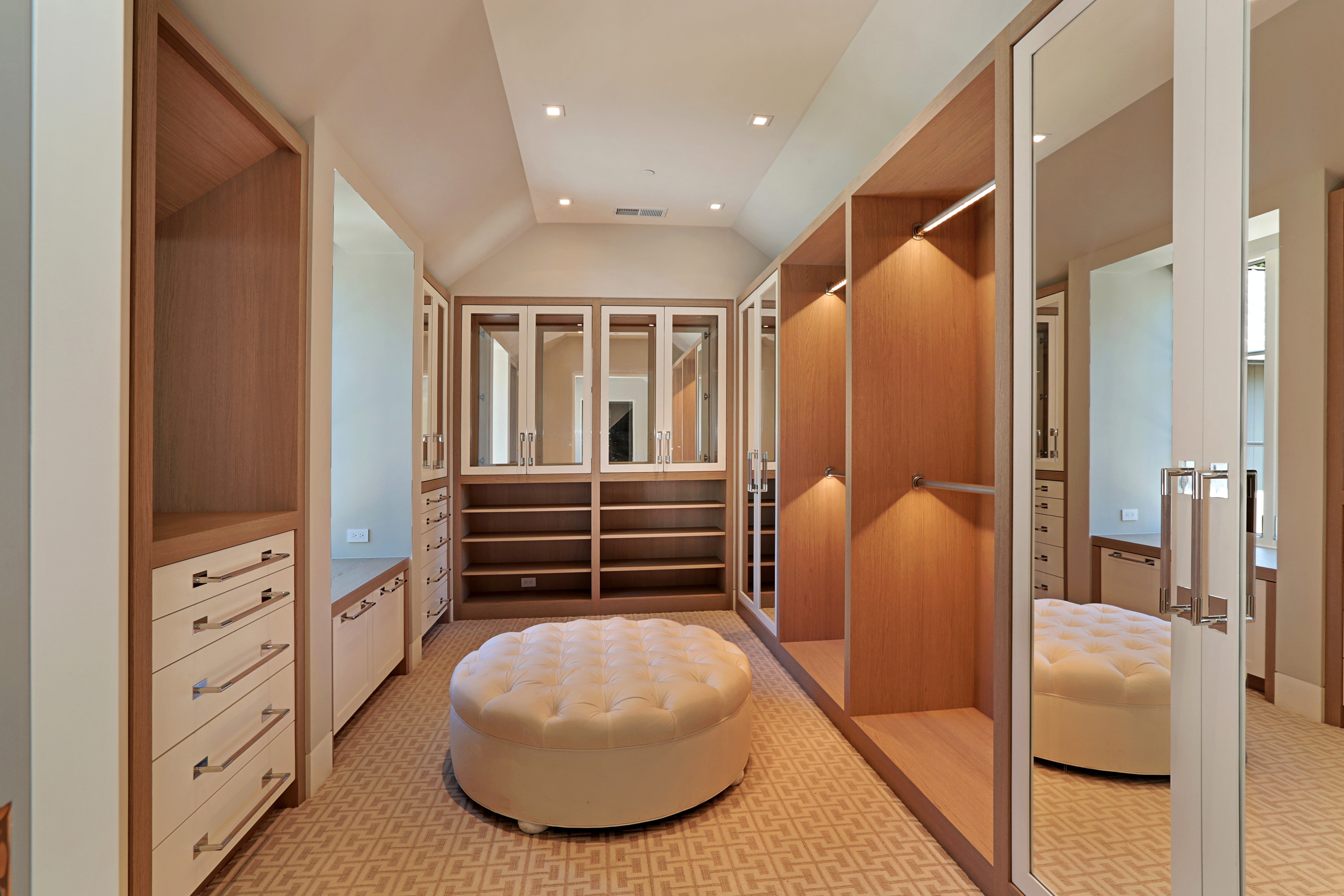 Shinnoki - Querkus - walk-in closet wood - wooden closets - wooden cabinets