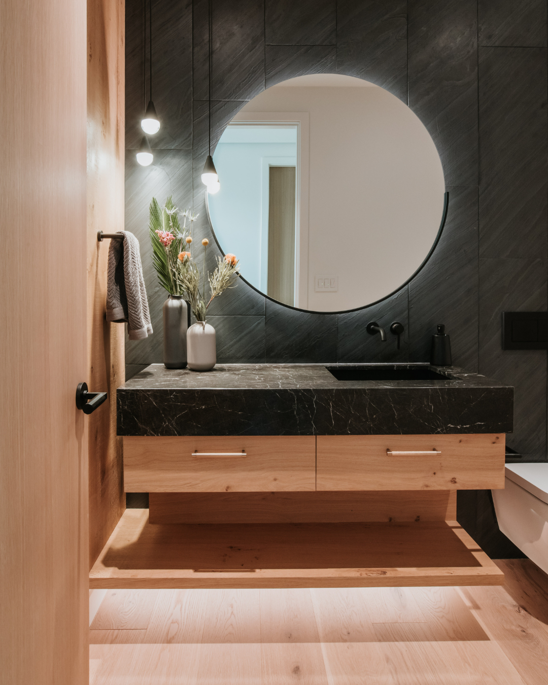 Bathroom design - cosy - wood veneer- natural oak