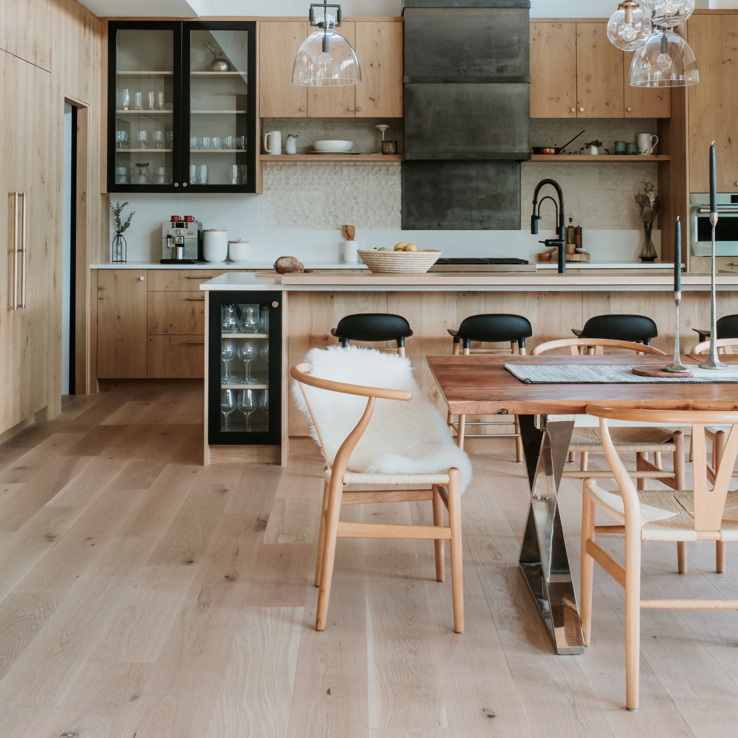 Cosy kitchen - wood veneer - natural oak
