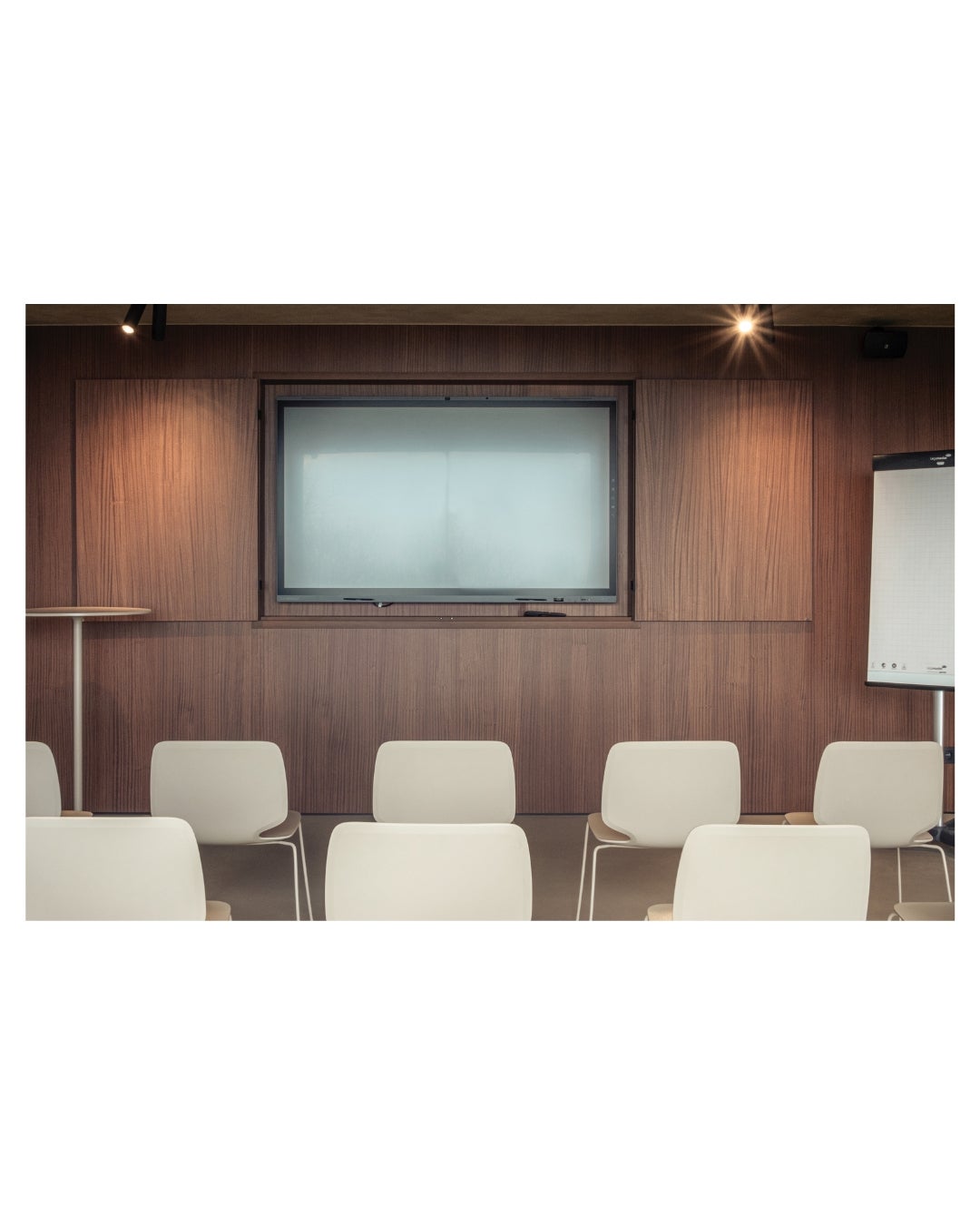 Salle de réunion avec placage en bois - perturbe les ondes sonores