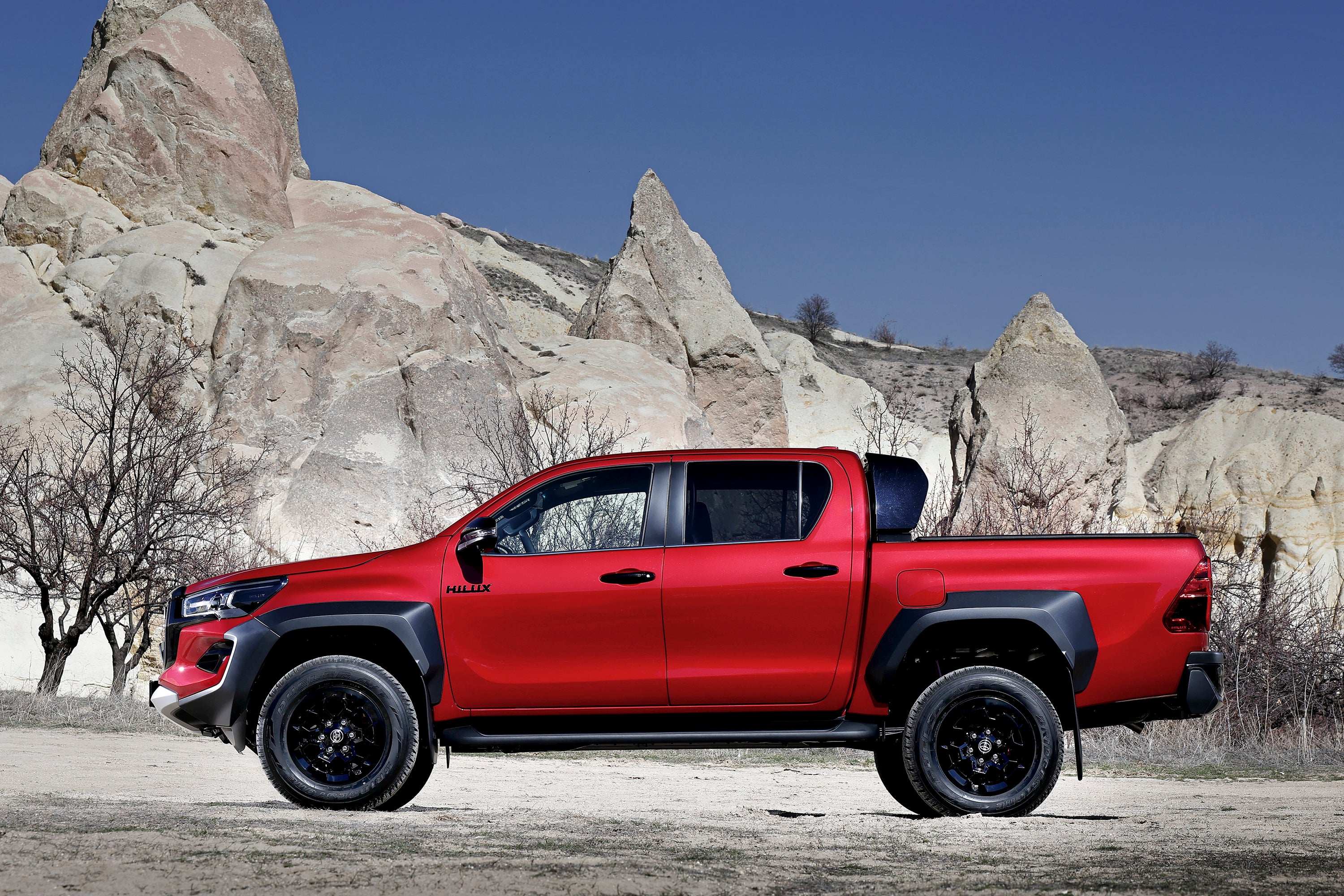 Toyota Hilux review: side view