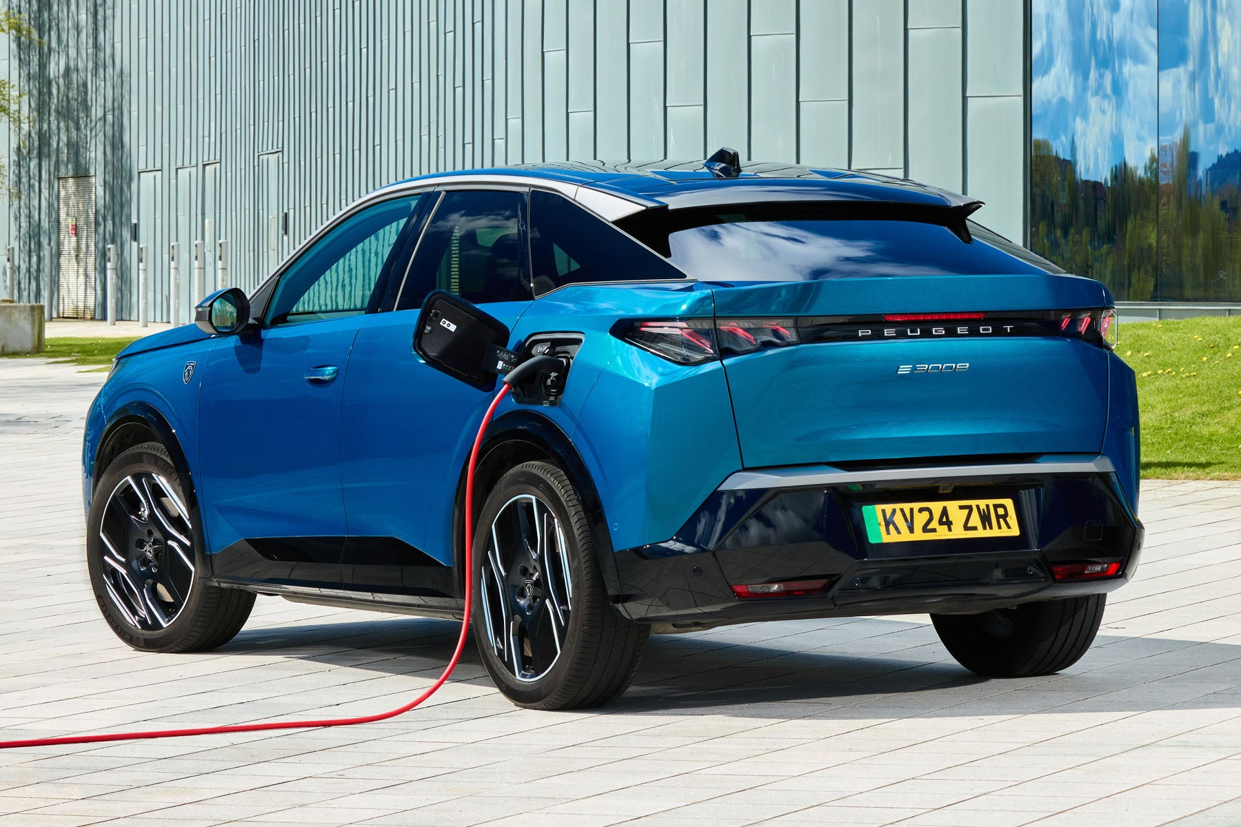 Peugeot e-3008 Review 2024: rear static charging