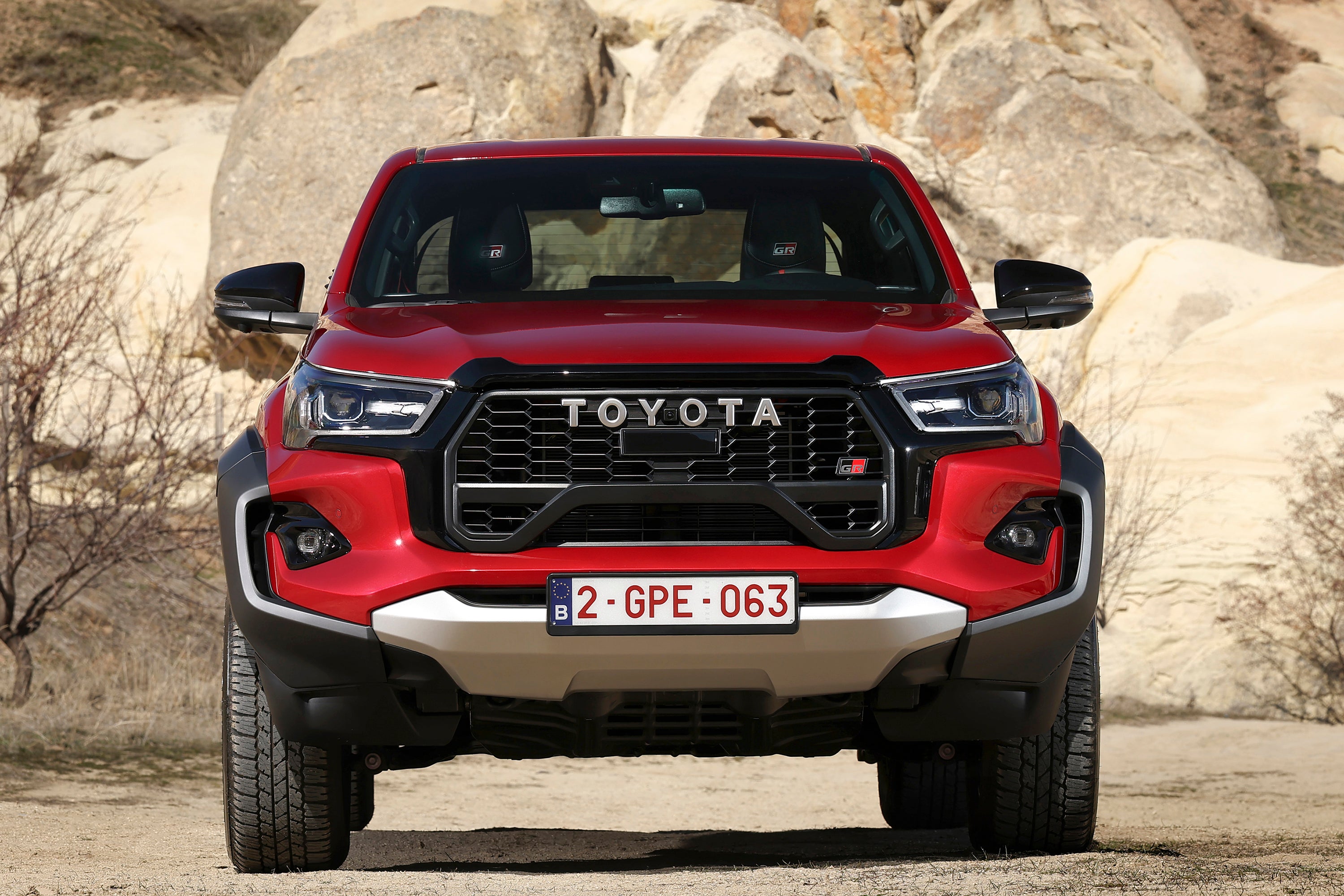 Toyota Hilux review: front view