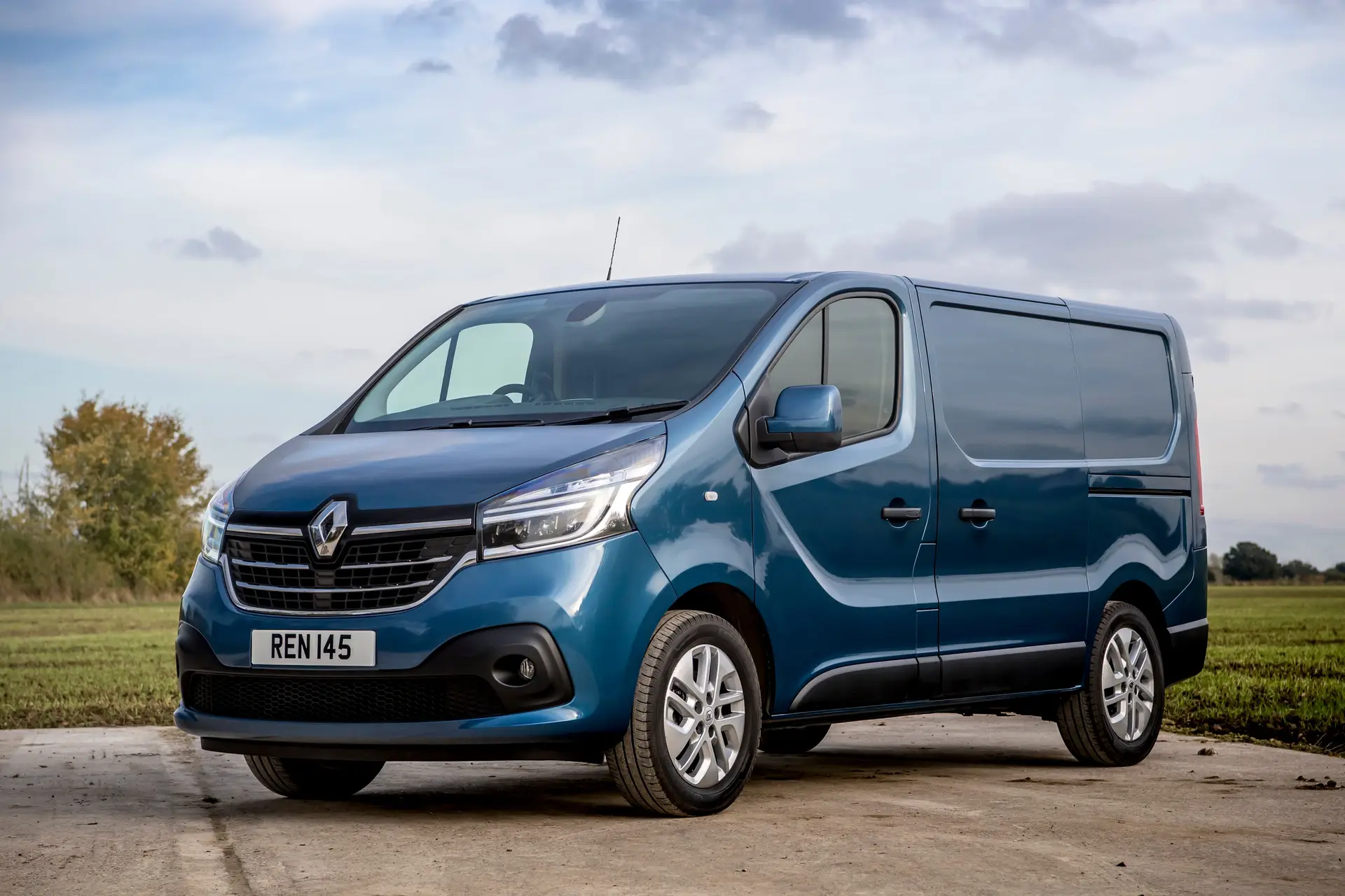 Renault Trafic vs Vauxhall Vivaro: Pros and Cons