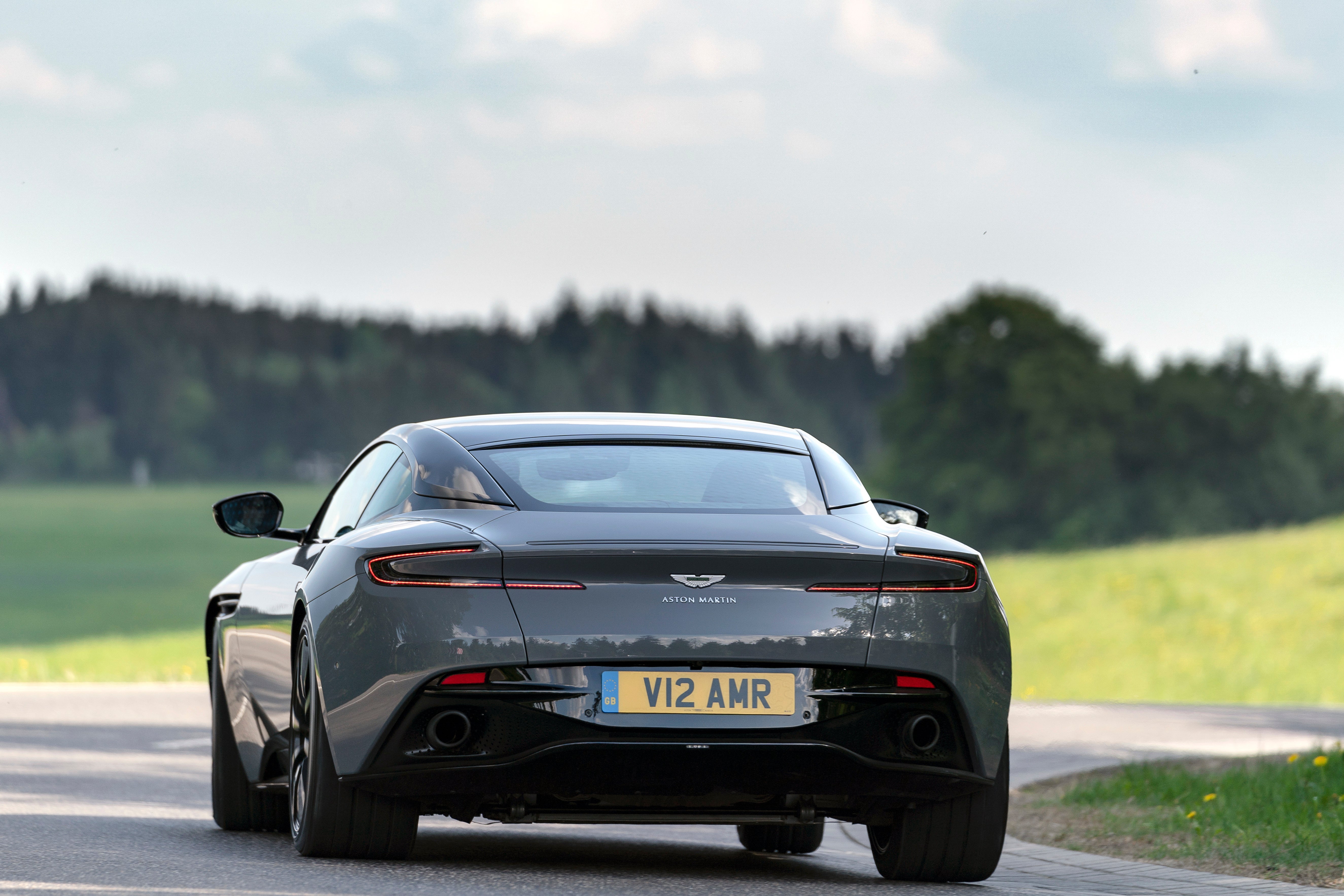 Aston Martin DB11: Conduite arrière