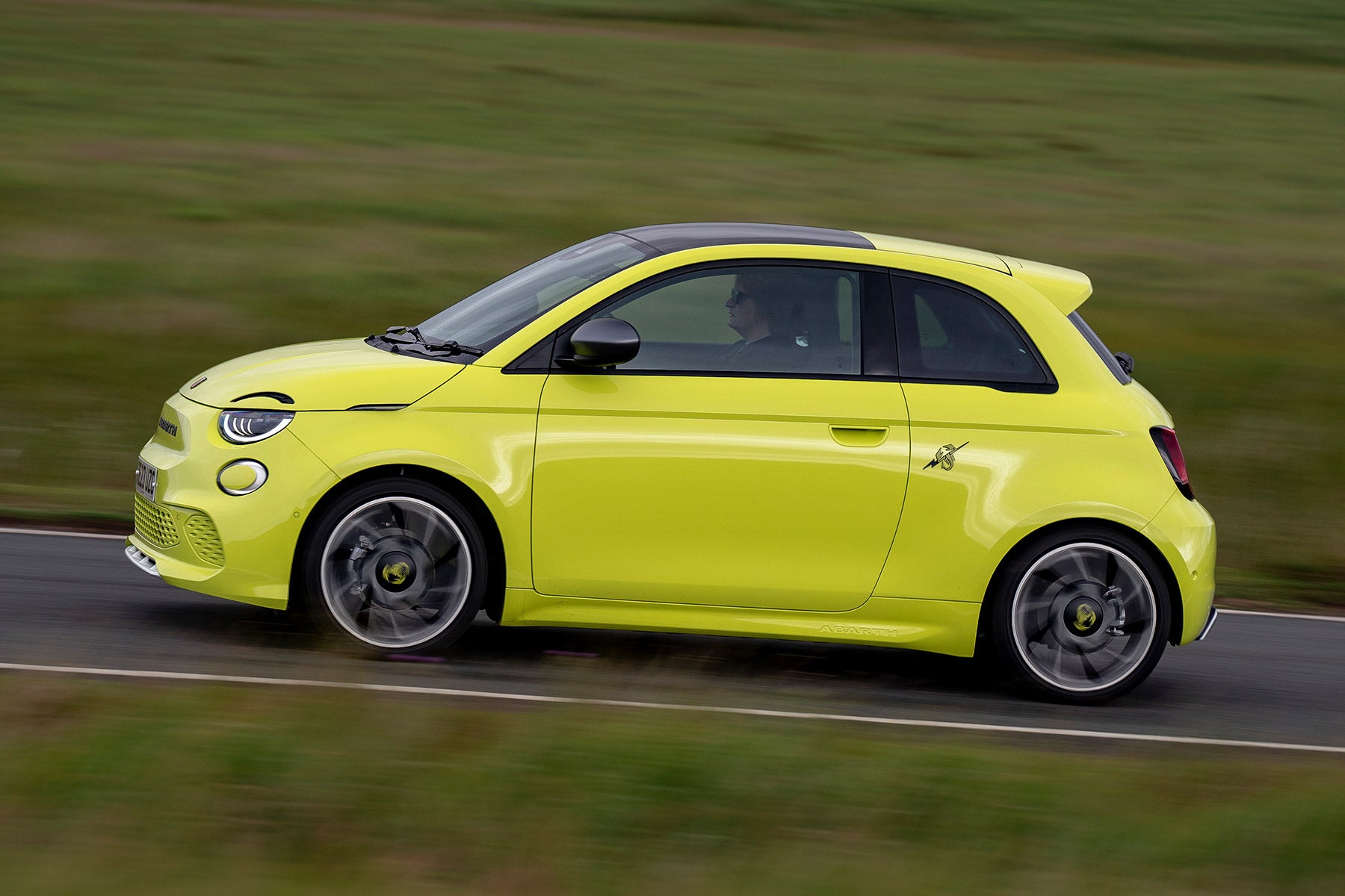 Avis Abarth 500e 2023: profil latéral