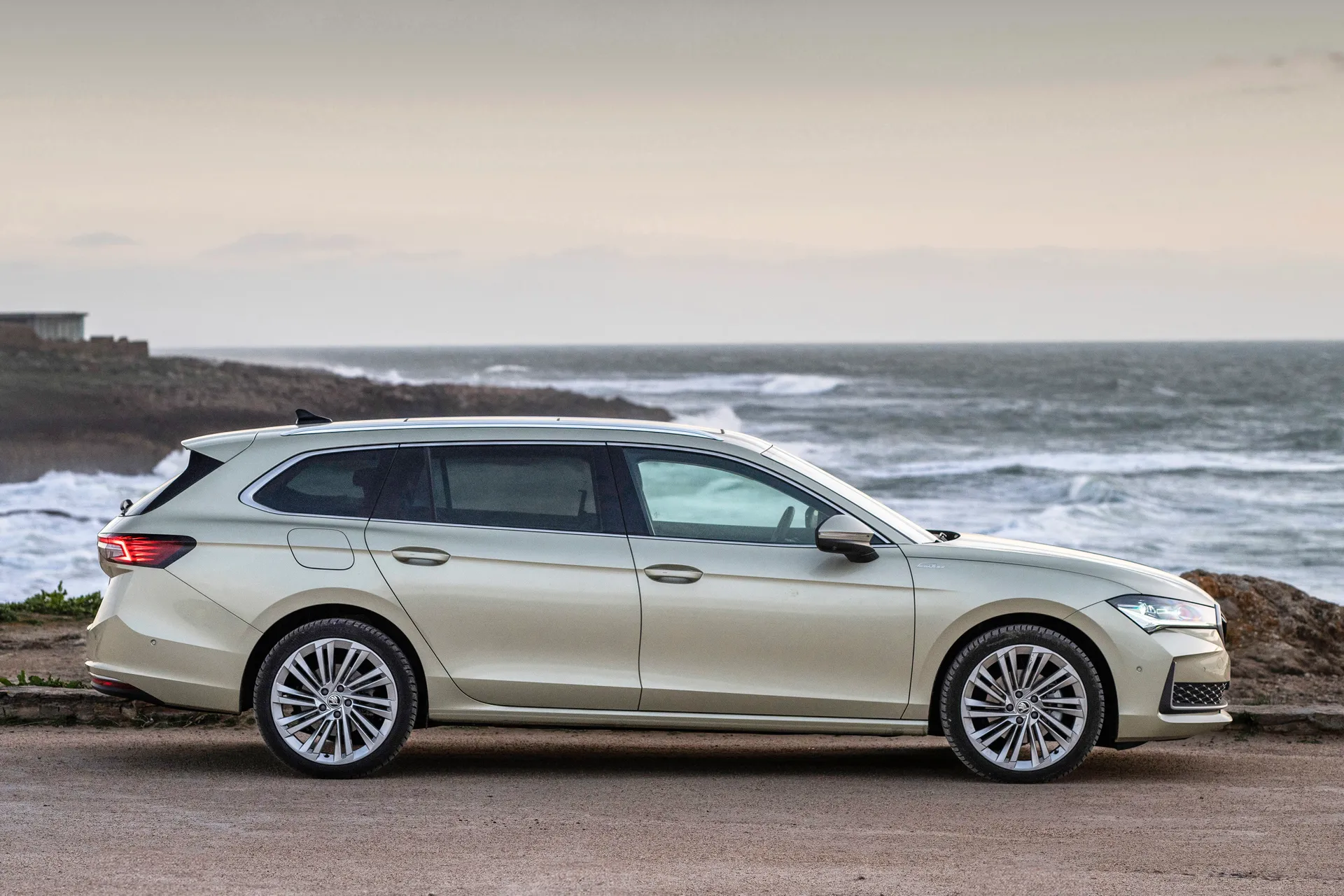 Skoda Superb Estate Review 2025 Price Specs Boot Space Heycar UK skoda-superb-estate-review-2025-price-specs-boot-space-heycar-uk