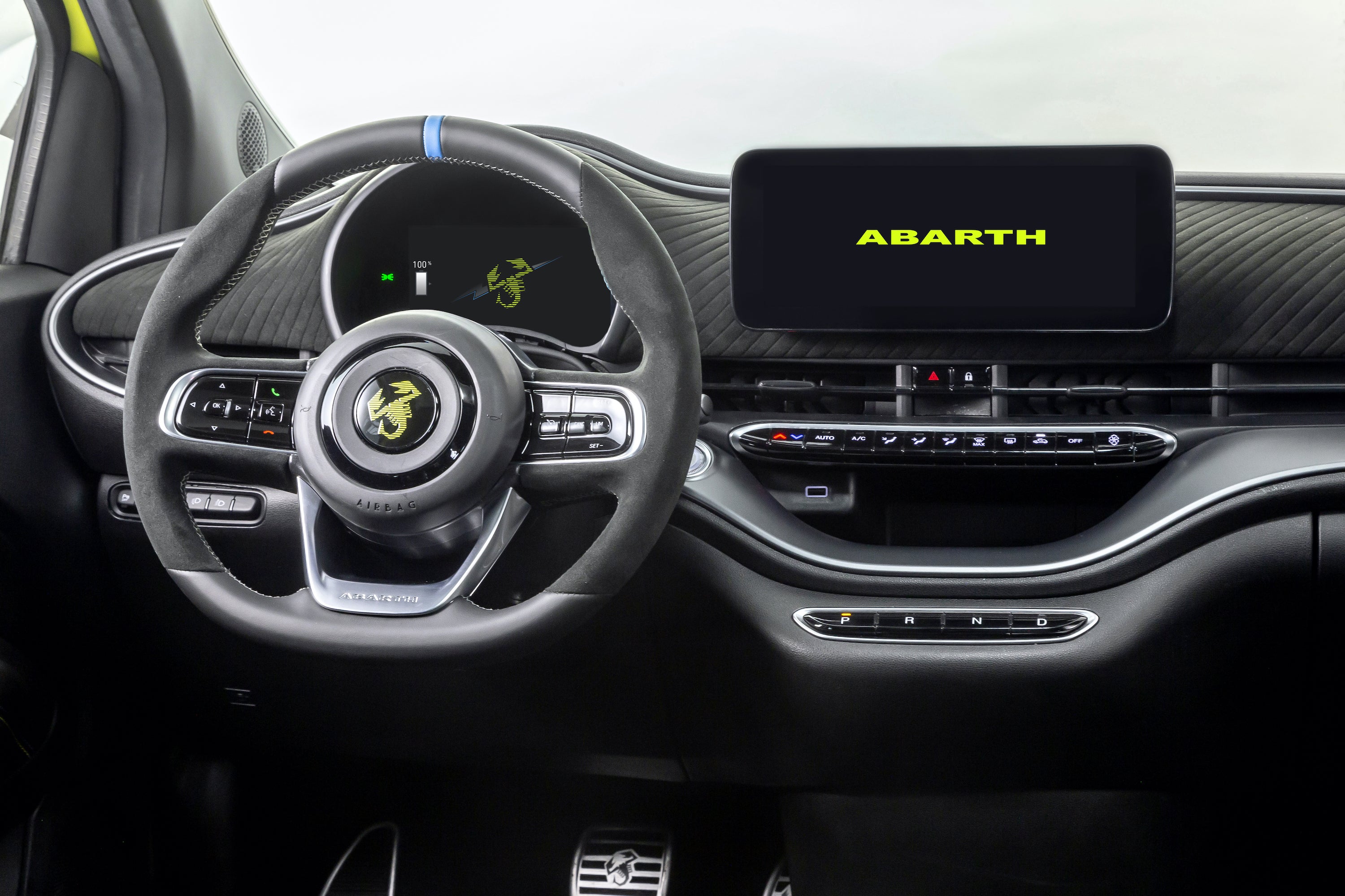 Avis Abarth électrique 2023: sièges avant