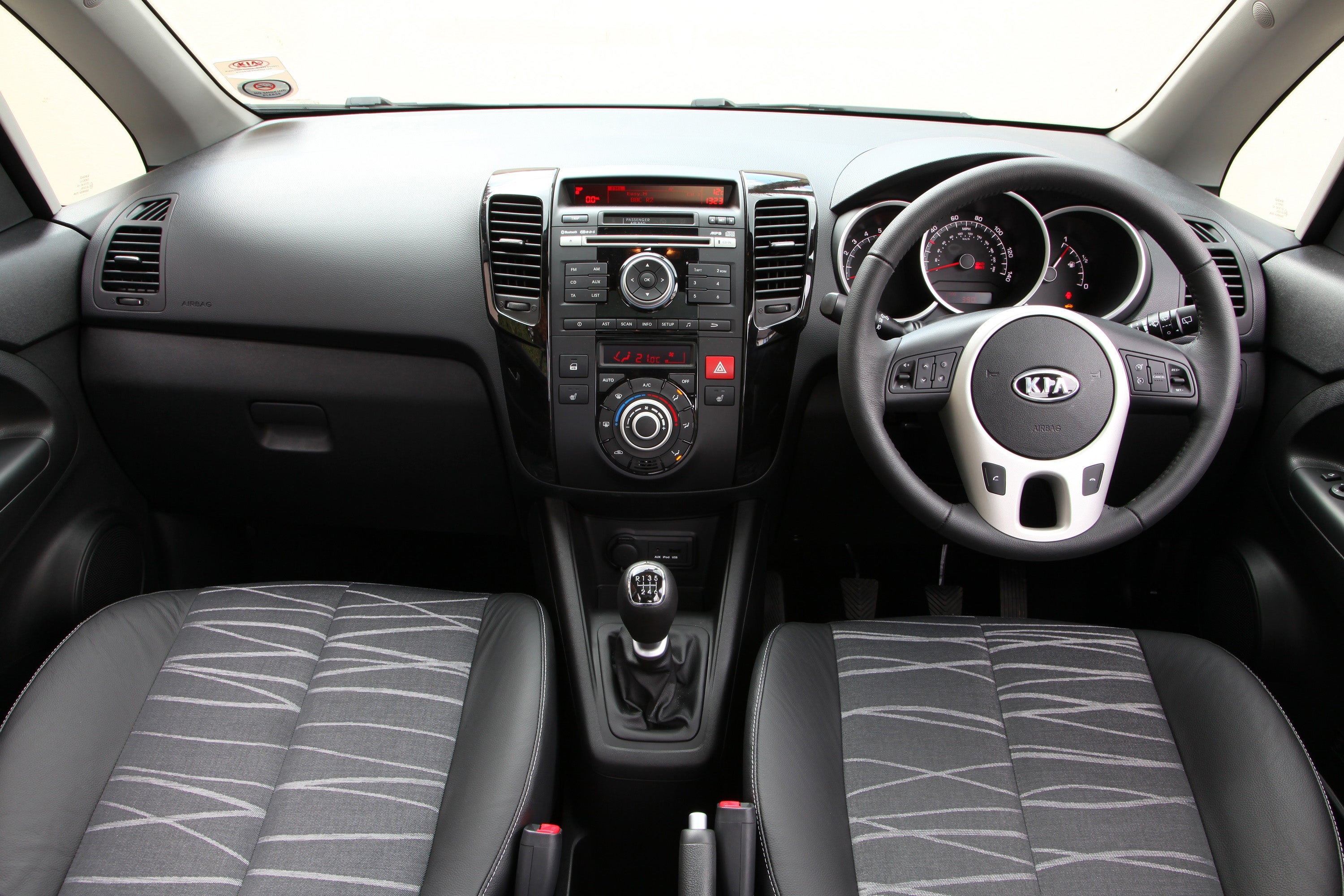 Kia Venga (2010-2019) Review front interior