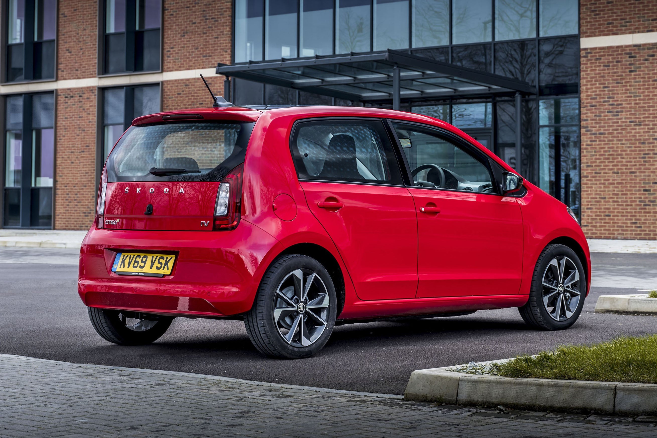 Skoda Citigo-e iV (2020-2021) Review: rear side view