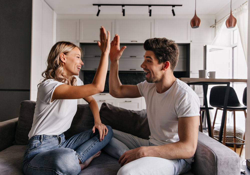 Muž a žena si navzájom dávajú high five
