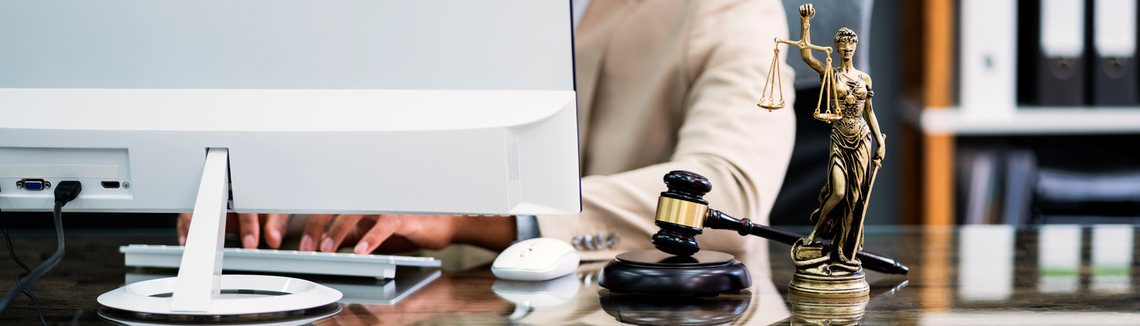 Právník pracující na počítače