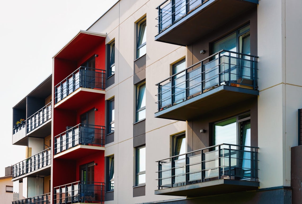 Budova s balkónmi a oknami