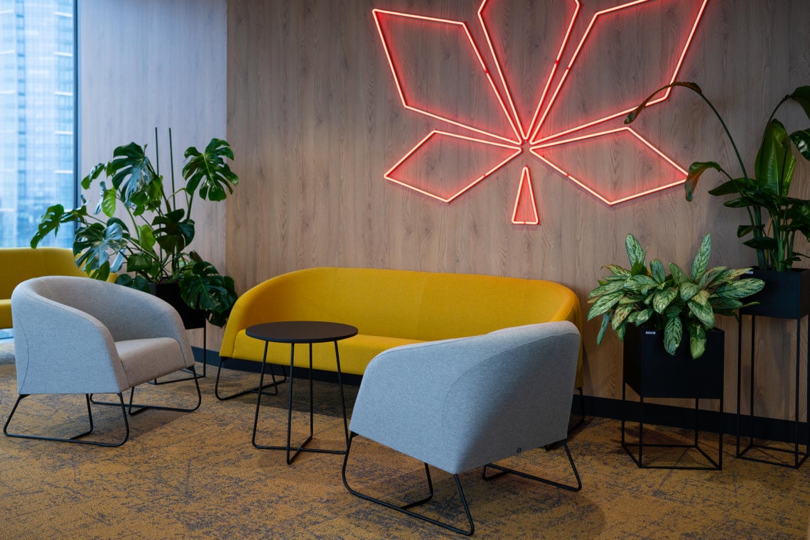 Pokój z kanapą, stołem i roślinami