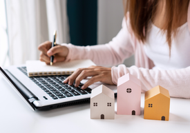 Žena počítá náklady na dům