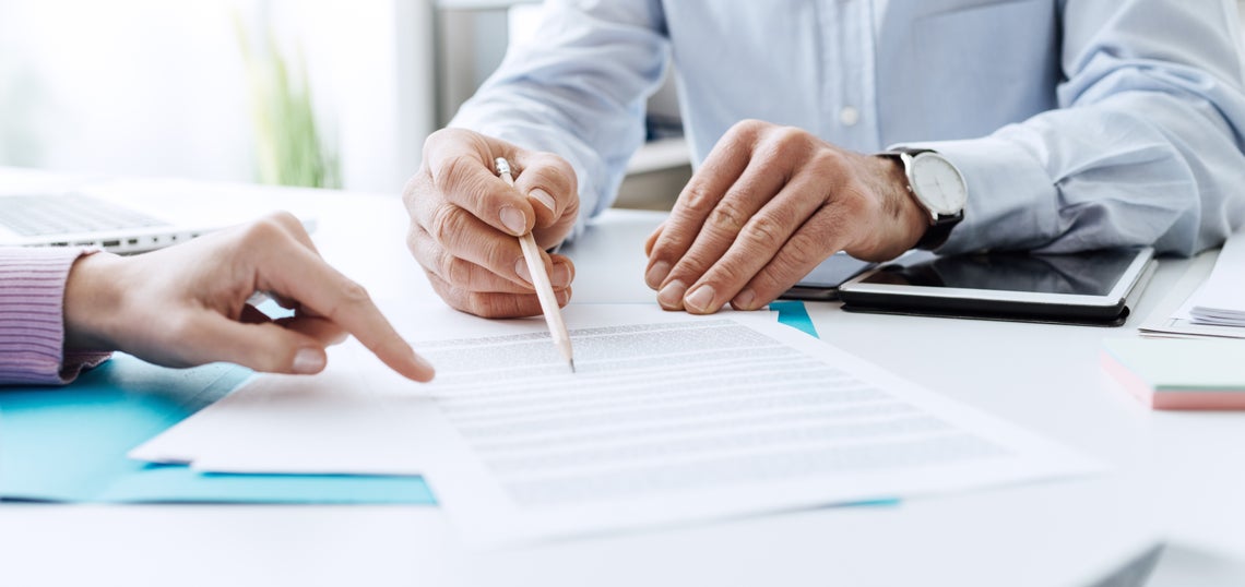 Osoba ukazujúca na papier