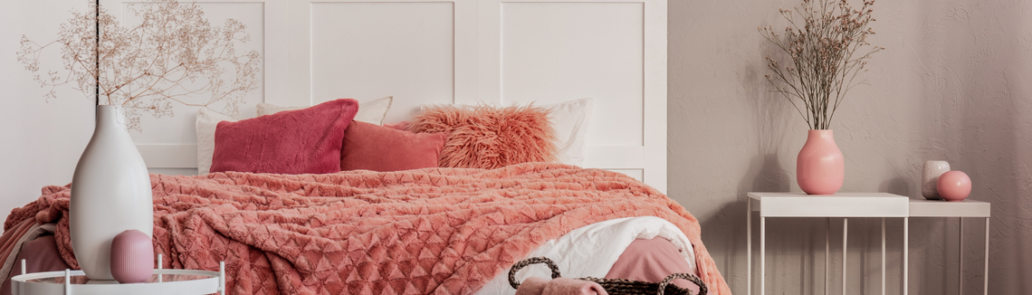 wnętrze salonu, jasny przytulny pokój, bezpieczny spokój, łóżko nakryte pastelową narzutą