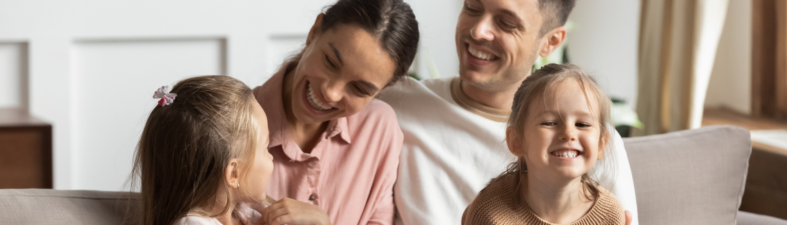 Grupa śmiejących się ludzi