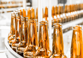 Rad hnedých sklenených fliaš