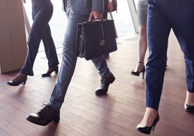 Kráčajúci ľudia v biznis oblečení