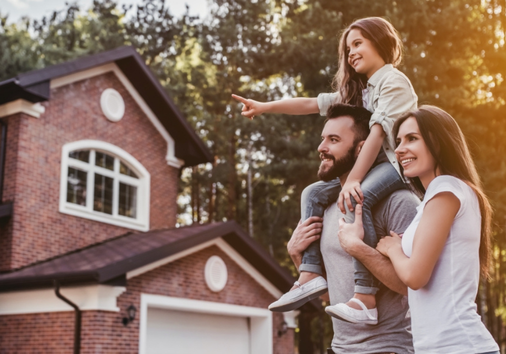 Muž nesie na pleciach dieťa