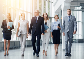 Spolupracovníci jdoucí po chodbě