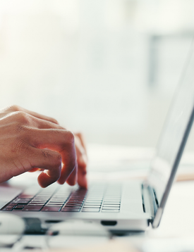 Osoba pisząca na laptopie, dłonie