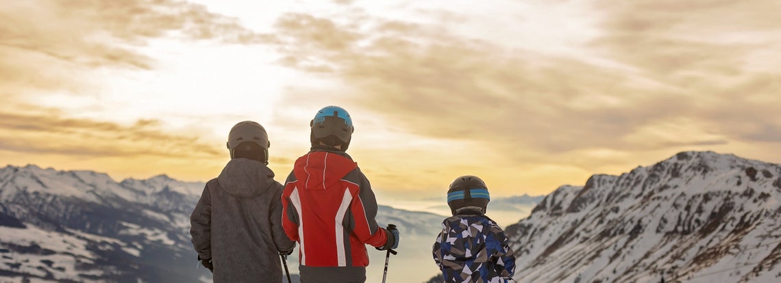 Skupina ľudí s prilbami a lyžami