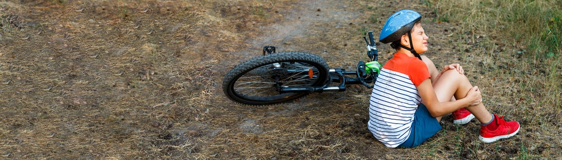 Kluk se zraněním z pádu na kole