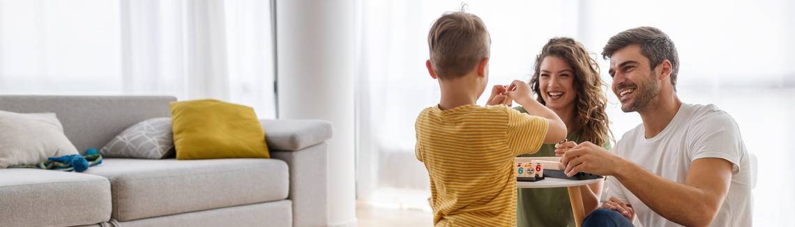 Rodičia hrajúci sa so svojím synom