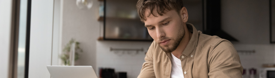 Muž prohlížející si papíry