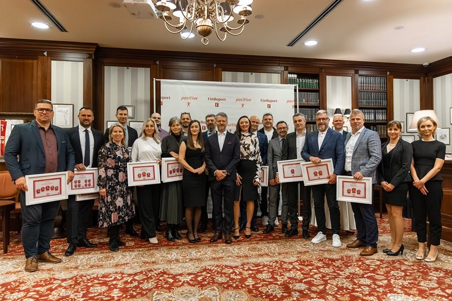 Skupina ľudí pózuje na fotografiu