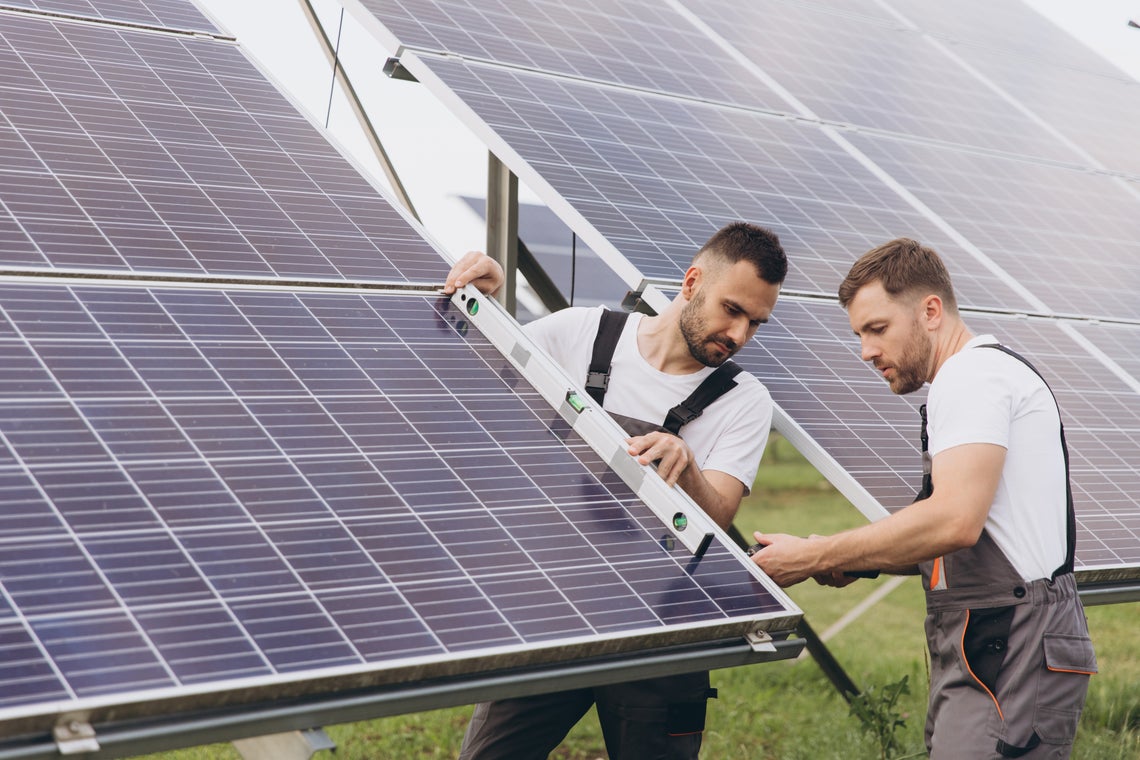 Muži inštalujúci fotovoltaiku