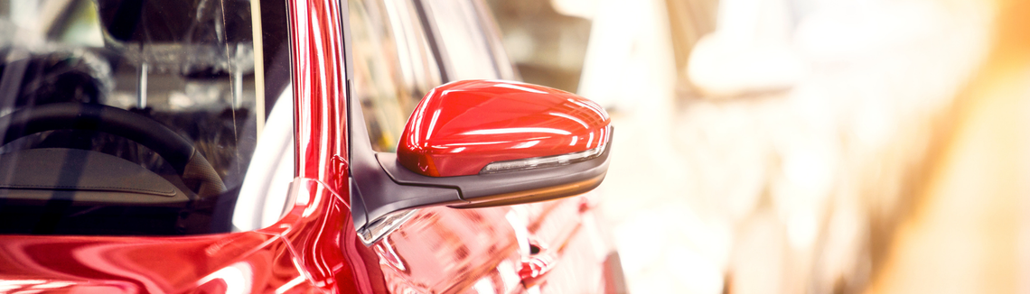 Bočné zrkadlo červeného auta