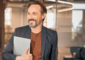 Muž držiaci notebook