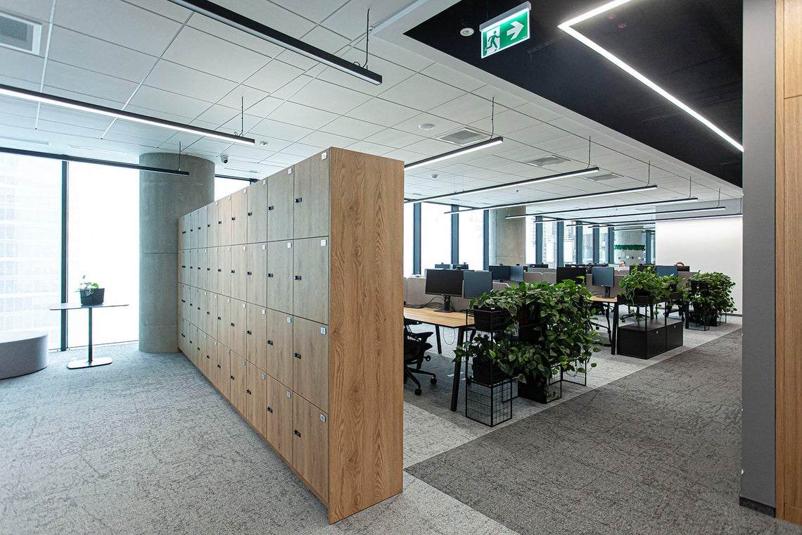 Pokój z szafkami i komputerami