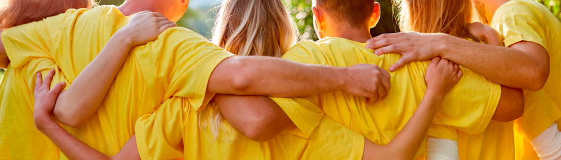 Skupina dětí, které se objímají