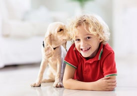 Chlapec ležící na podlaze vedle psa