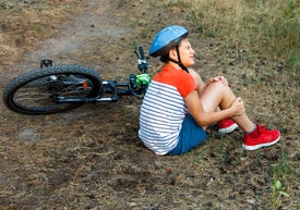 Chlapec se zraněními po pádu z kola