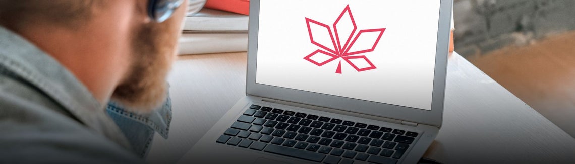 Laptop z logo na ekranie