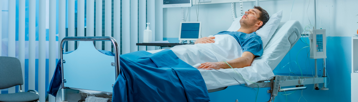 Osoba ležící na nemocničním lůžku