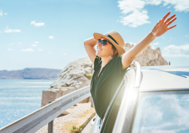 Žena sa počas jazdy nakláňa z auta