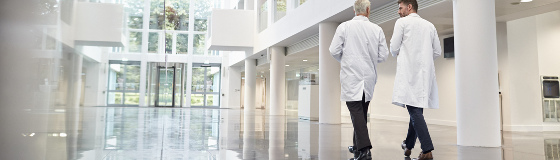 Mężczyzna w białym płaszczu