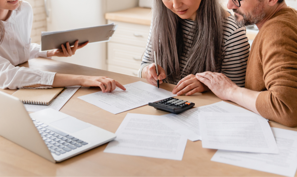 Muž a žena si prezerajú papiere na stole